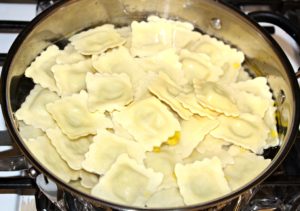 Ravioli in pesto